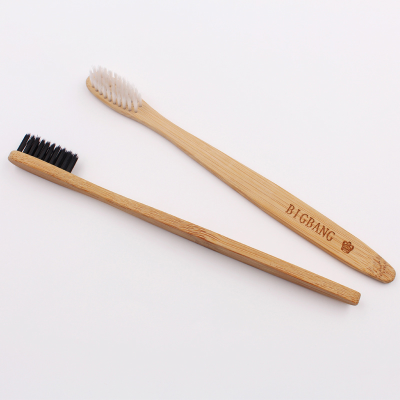 Cepillo de dientes de bambú con mango plano